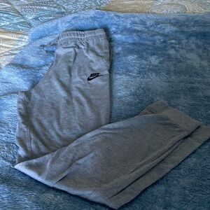 Nike boys joggers.               XL